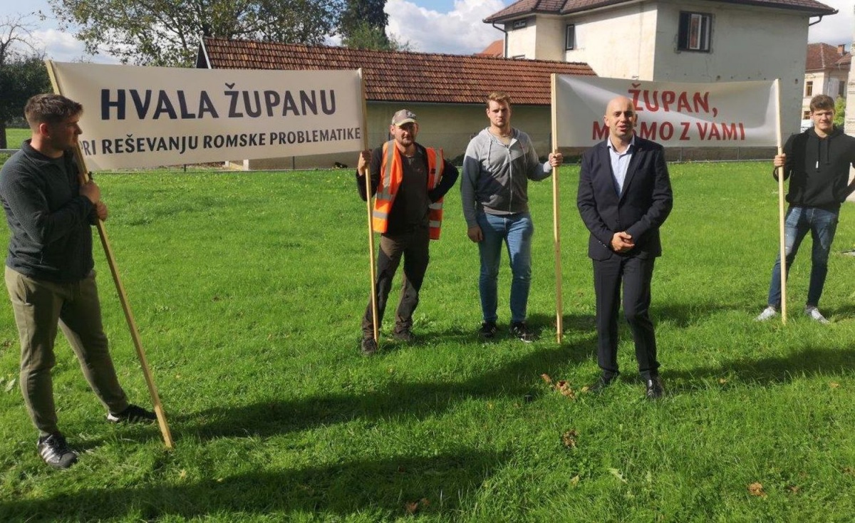 Ribničani so svojemu županu Samu Pogorelcu (drugi z desne) javno izkazali podporo, ker se na pravi način jasno in glasno bori za reševanje romske problematike.