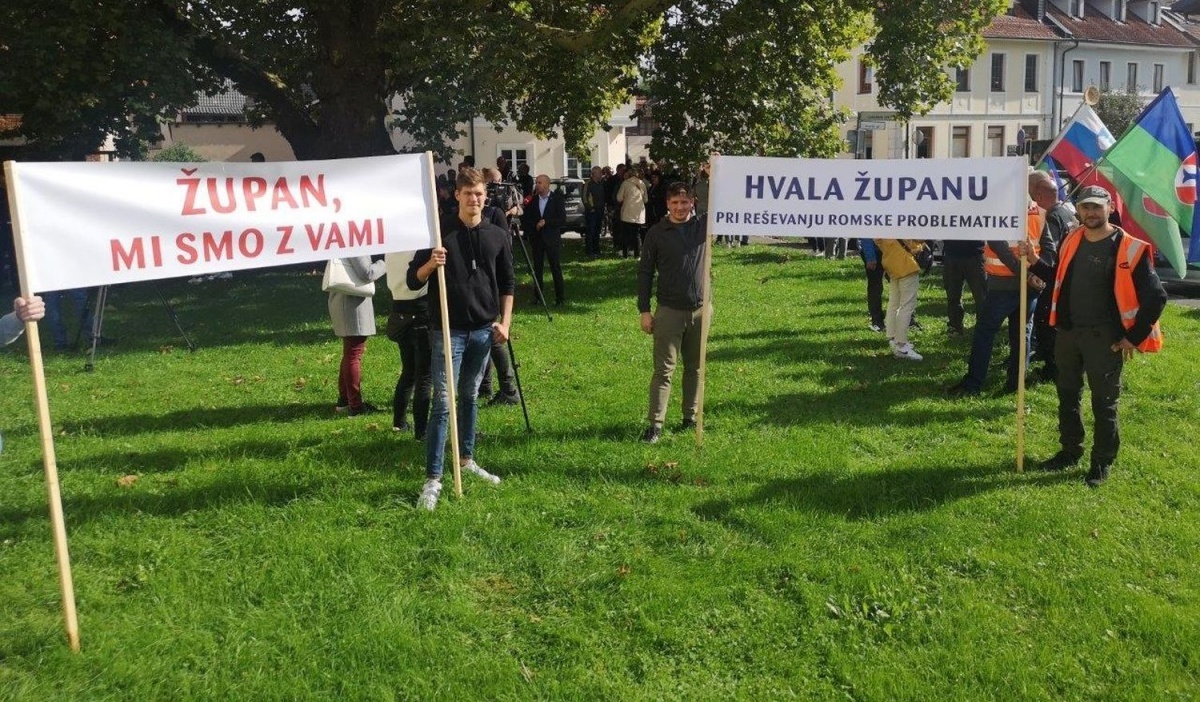 Prav včeraj popoldne se je pred občinsko stavbo v Ribnici zbralo okoli tristo  občanov, ki so izkazali podporo županu Samu Pogorelcu v njegovih  prizadevanjih za reševanje romske problematike v občini. (Foto: M. G.)