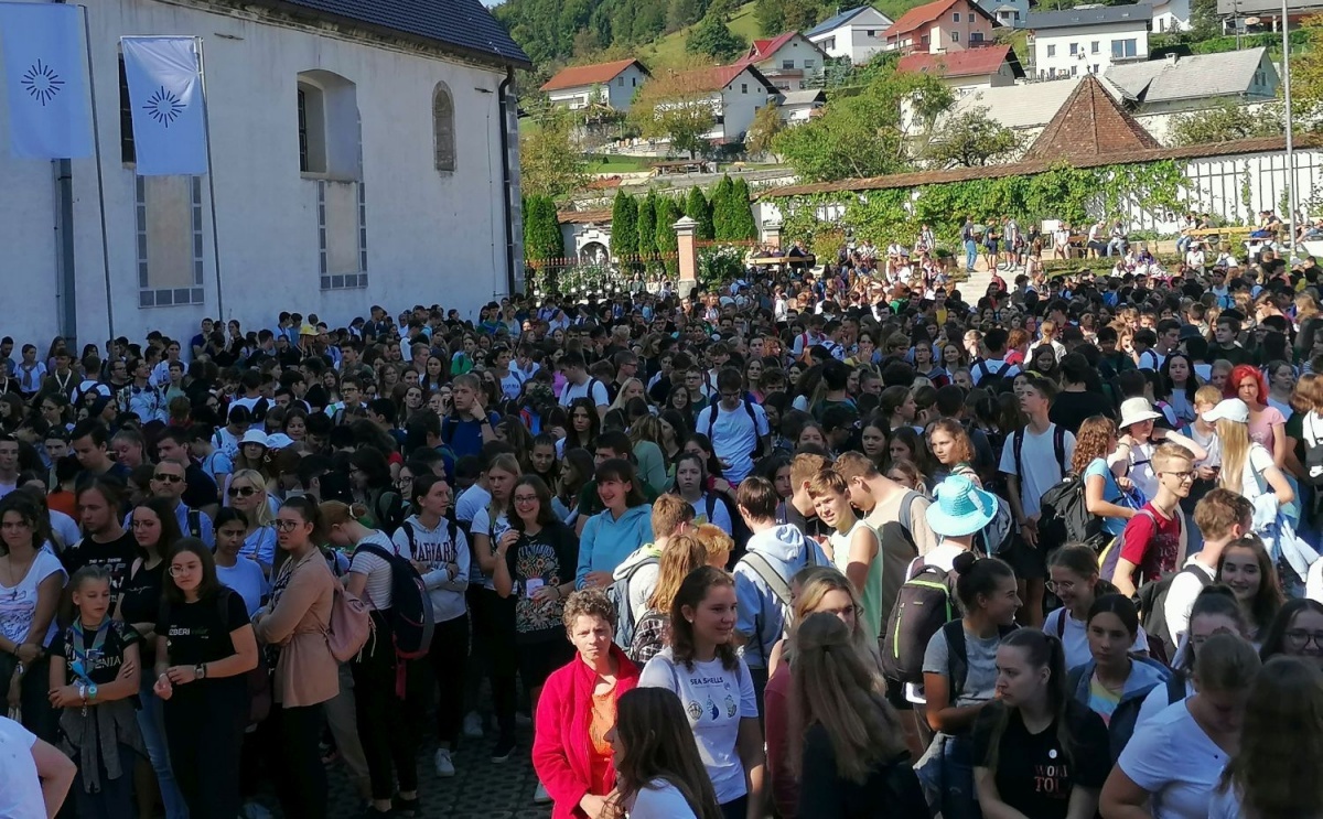 V Stični danes pričakujejo nekaj tisoč mladih. (Foto: L. M.)