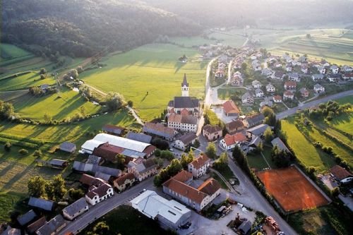 Občini Mirna Peč za poslovanje v letu 2022 negativno mnenje