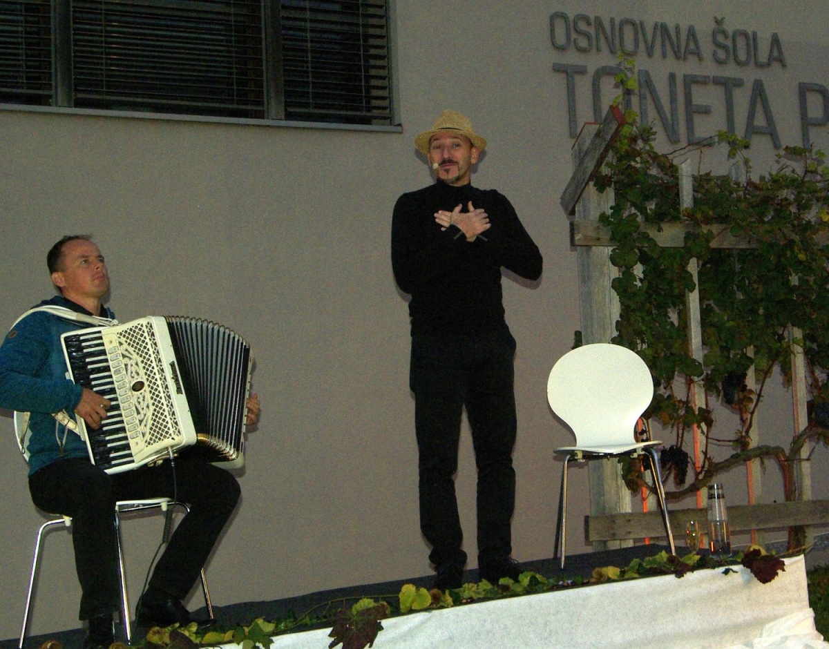 Harmonikar Jernej Šušteršič in pevec Aleš Plut, člana Etno bande Poseben gušt, sta v Mirni Peči navdušila s svojim edinstvenim nastopom in skladbami Iztoka Mlakarja.