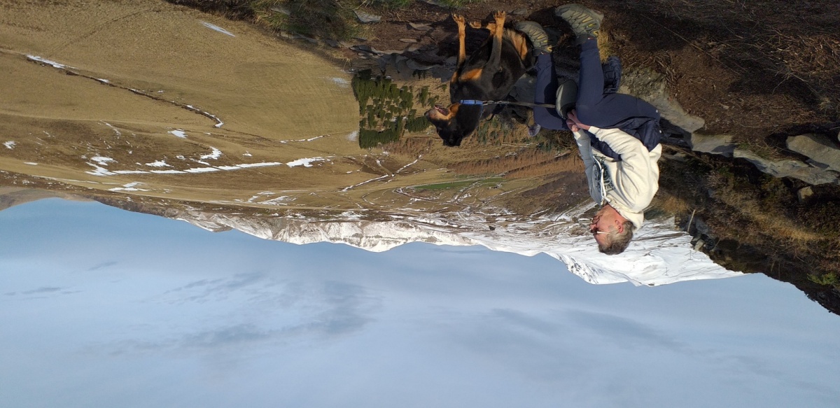 Dragice sicer ni na tej fotografiji, je pa njeno avtorstvo slike: Fred s  psičko Iskro. Ob pogledu na francoski gorski masiv se v trenutkih  popolne tišine mogoče spominja slovenskih gora, ki sta jih z Dragico  tako rada obiskovala, ko sta živela v Kranju. (Foto: osebni arhiv D. R.)