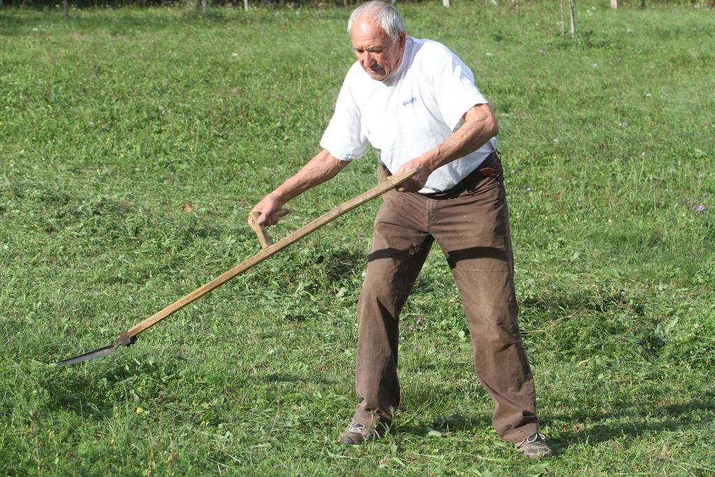 Najstarejši kosec Janez Hrovat, ki je letos dopolni 82 let.  (Foto: R. N.) 