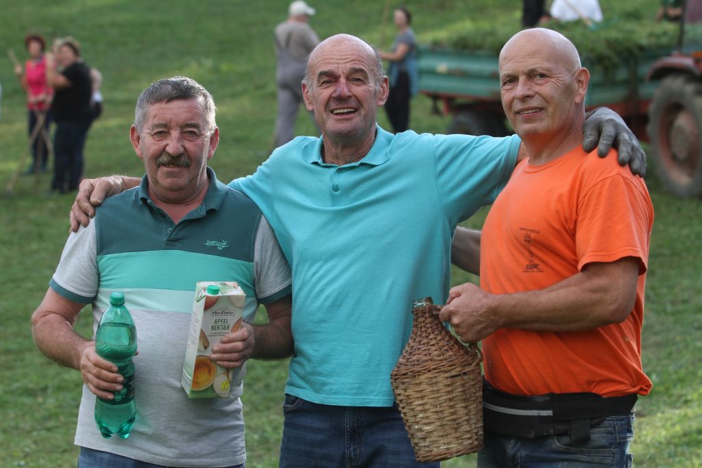 Lado Rauh (v sredini) s prijateljema Stanetom Berkopcem in Branetom Bohtetom, ki sta skrbela, da grla niso bila žejna. (Foto: R. N.) 