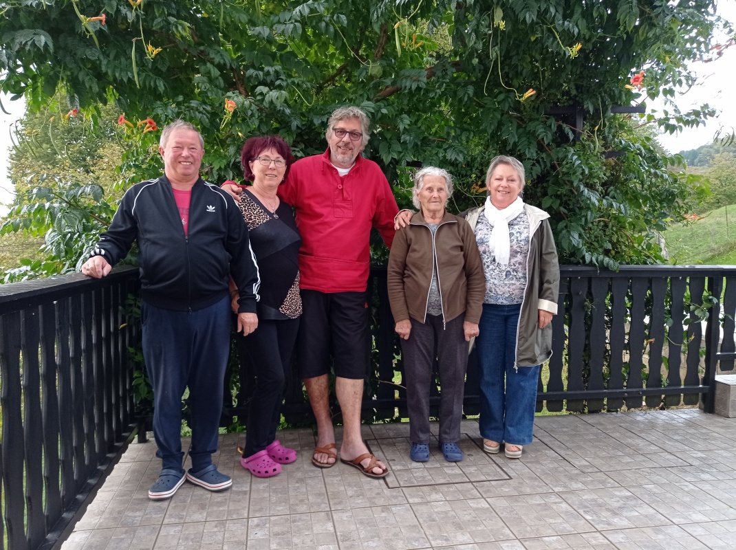 Pred dnevi na Jugorju, od koder je Dragica (desno) nekoč odšla na tuje. Z  leve: njen brat Branko z ženo Faniko, Fred in mama Tončka. (Foto: M.  L.)