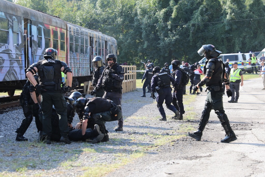 FOTO: Teroristični napad na vlak, med potniki žrtve