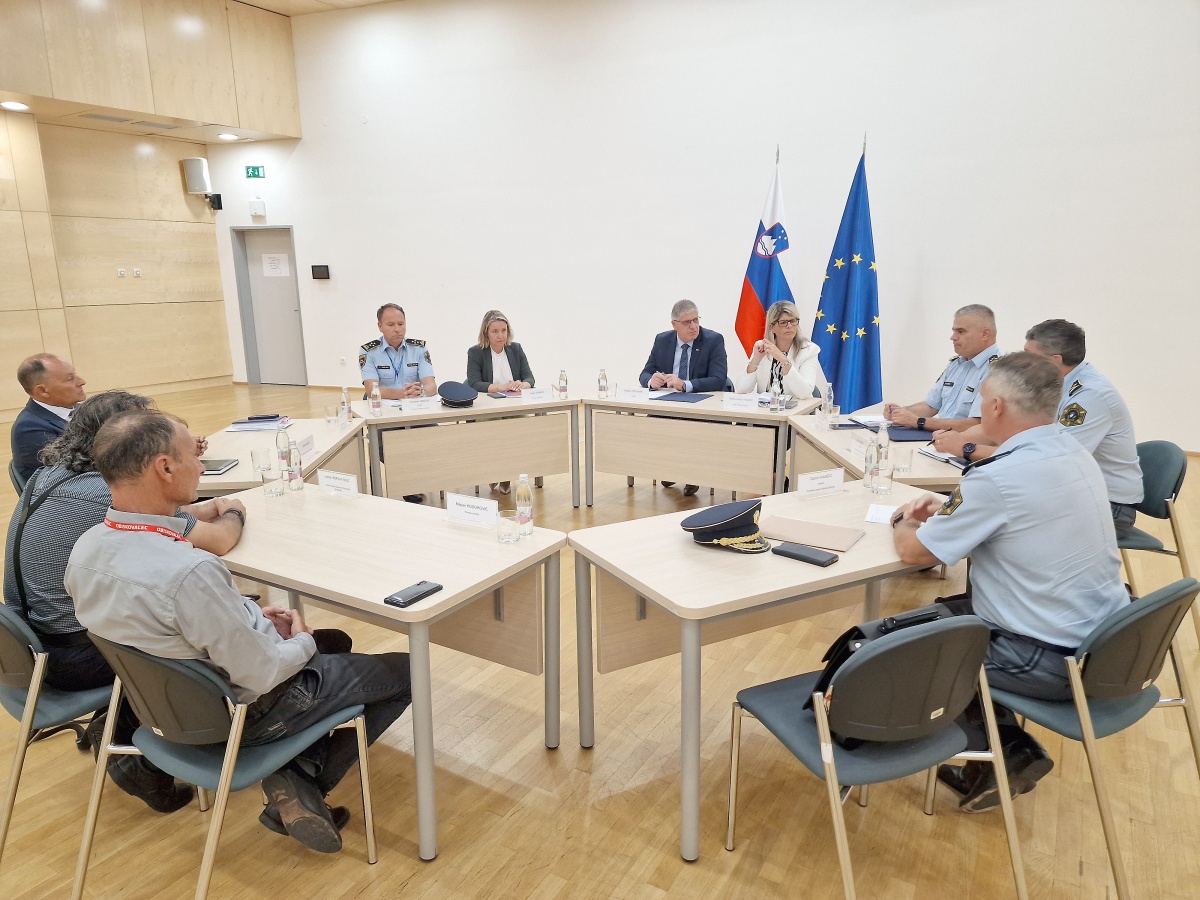 Na sestanku je bilo tudi vodstvo ministrstva in policije. (Foto: MNZ)