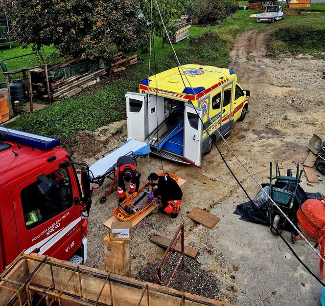 Po fotografijah sodeč (tudi spodaj v fotogaleriji) je bila pomoč krških poklicnih gasilcev potrebna na novogradnji. (Foto: PGE Krško)