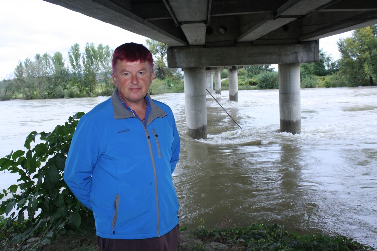 Mitja Oštrbenk 4. oktobra na Čatežu ob Savi ob naraščajoči Savi tik pod sotočjem Krke in Save (Foto: M. L.)