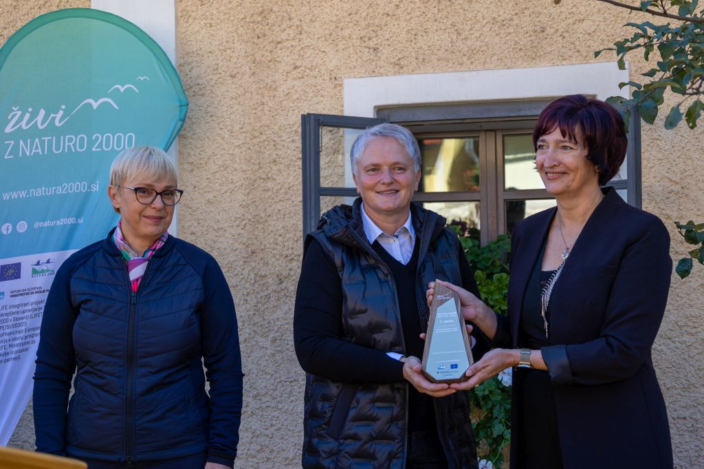 Predsednica republike Nataša Pirc Musar je podelila slovensko nagrado Natura 2000, ki jo je v kategoriji komunikacijske akcije prejel Javni zavod Kozjanski park. (Foto: Javni zavod Kozjanski park)