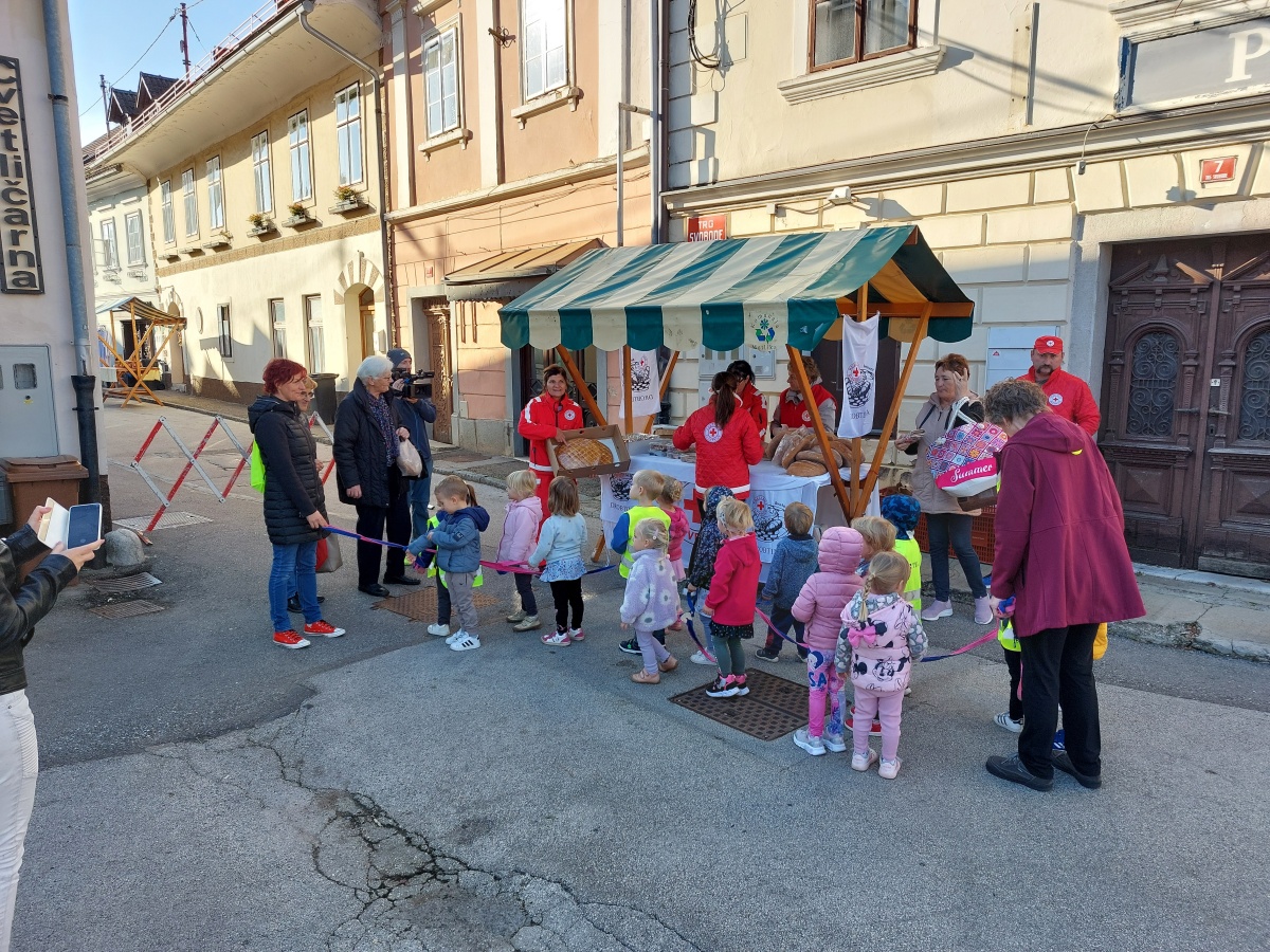 Kruh, krofi, pecivo, pogače, mlinci - podarjene drobtinice za pomoč otrokom