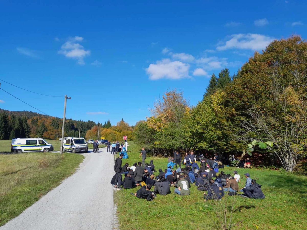 FOTO: Prijeli večjo skupino migrantov