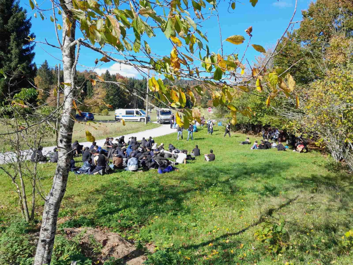 FOTO: Prijeli večjo skupino migrantov