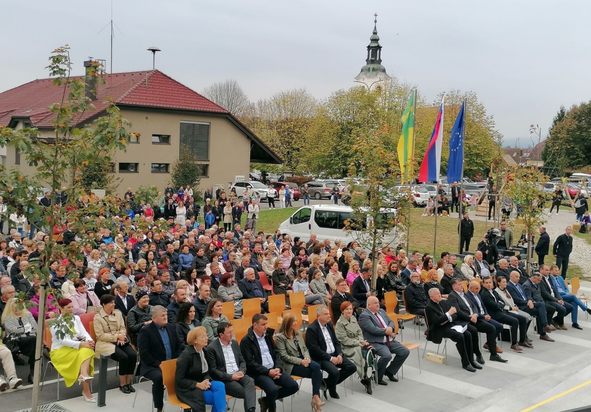 Prireditveni prostor so uredili kar na ploščadi pod kulturnim centrom in k sreči je zdržalo tudi vreme.