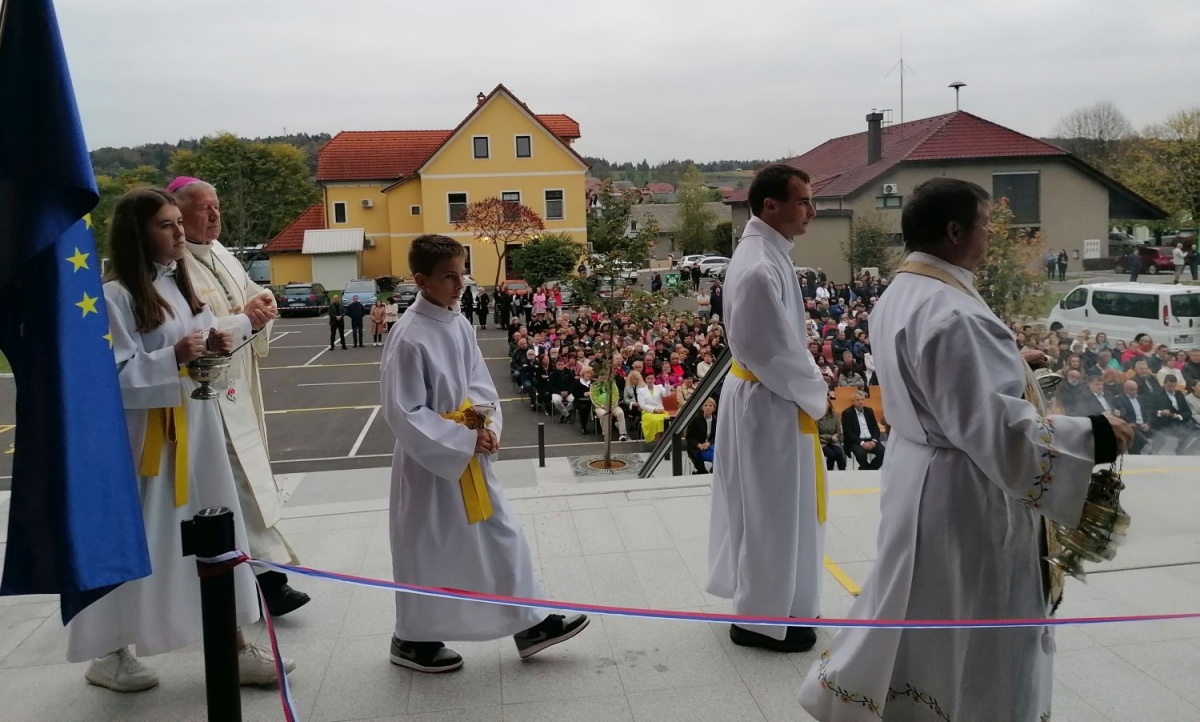 Blagoslov kulturnega centra je opravil škocjanski rojak msgr. Stanislav Hočevar.