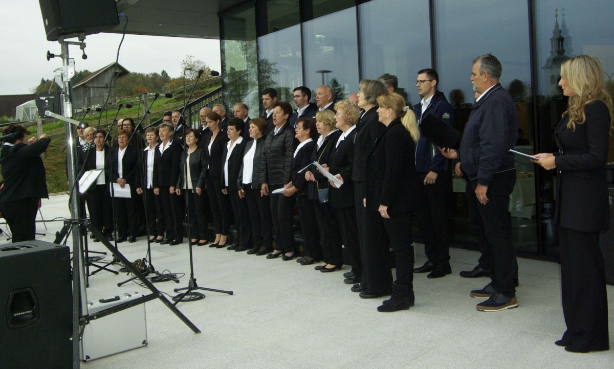 Združeni škocjanski pevski zbor je zapel Knobleharjevo himno.