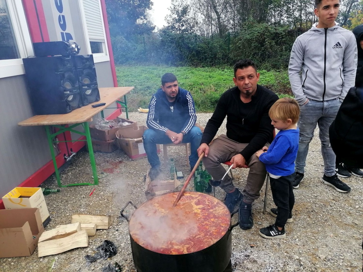 Po naselju se je širil vonj po okusnem "ciganskem golažu".