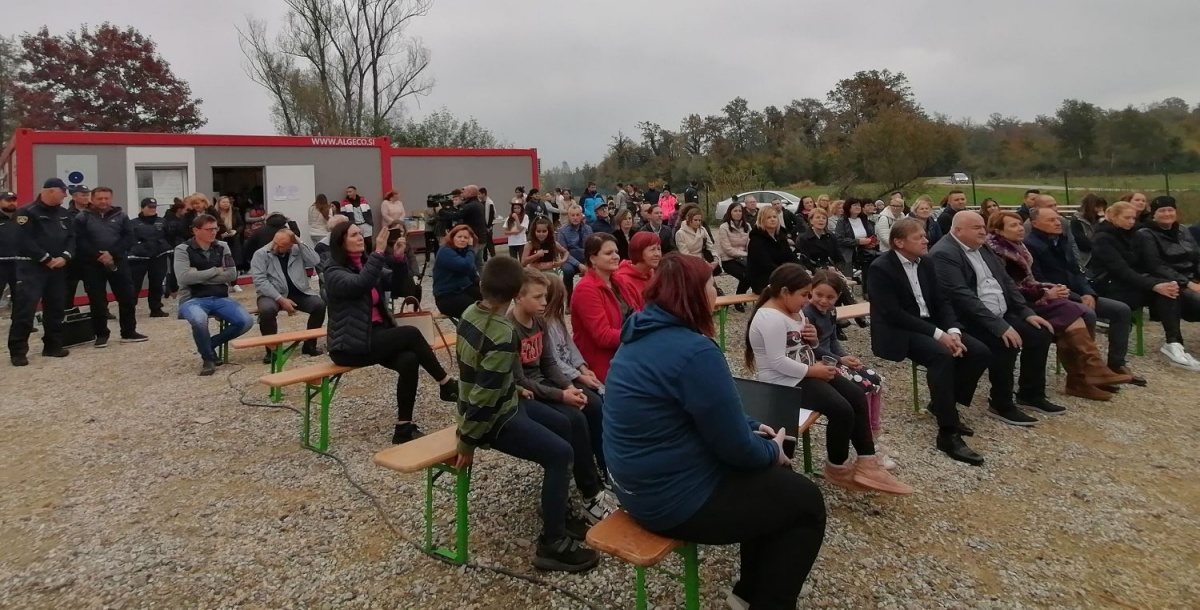 Zbrani na otvoritvi novega romskega večnamenskega centra (zadaj).