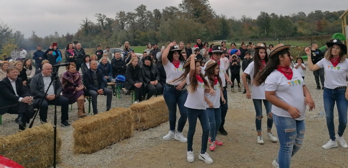 Mlade Rominje so na včerajšnji otvoritvi Večnamenskega centra Dobruška vas prikazale svoje plesne sposobnosti, zbrani so uživali v programu.