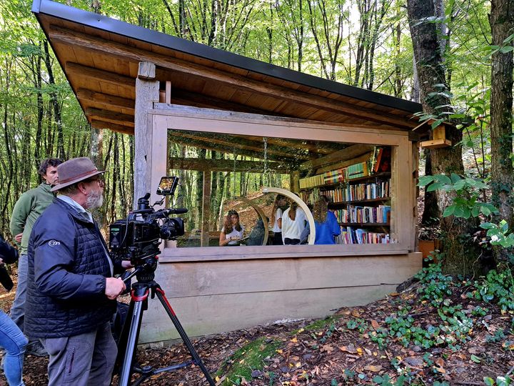 Nedavno je celo RTV Slovenija obiskala škocjansko gozdno knjižnico, prvo v Sloveniji. (Foto: FB)