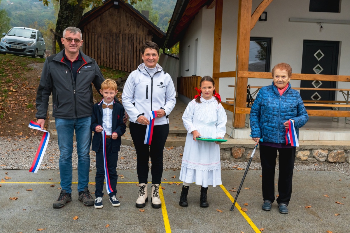 Županja Polona Kambič, Danijel Simonič, Miha Veselič in Micka Skala so investicijo uradno predali namenu.