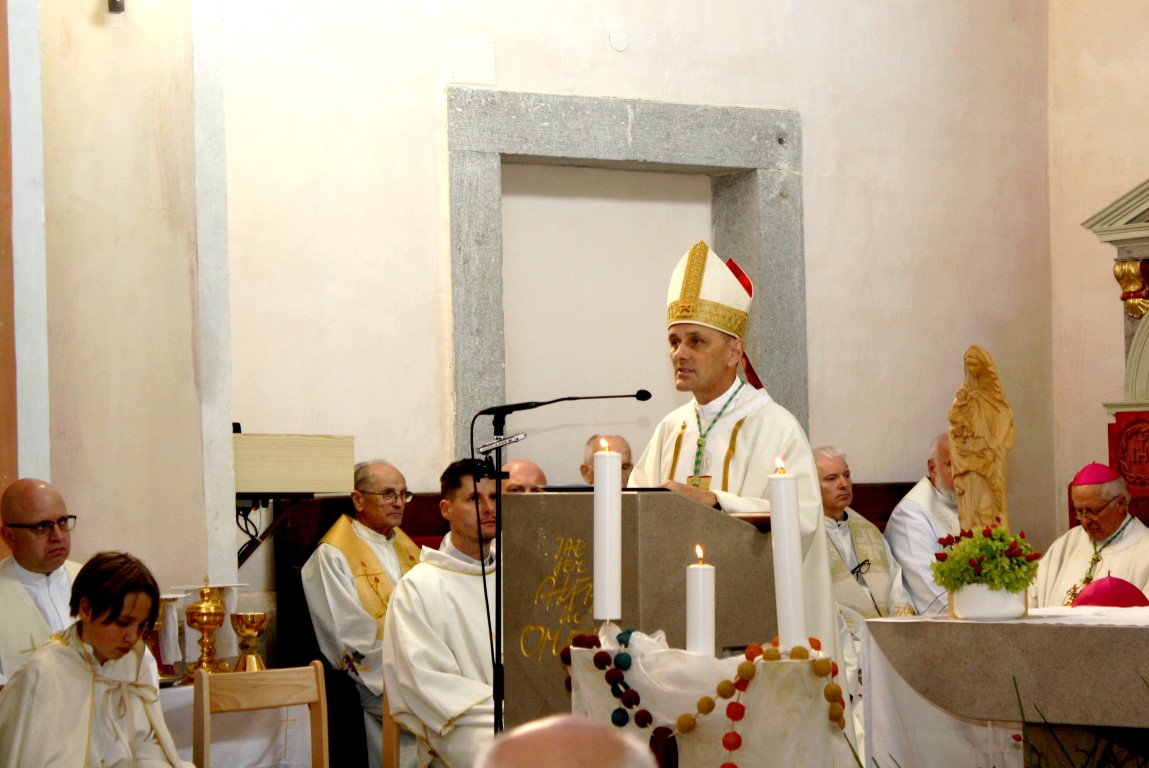 Novomeški škof Andrej Saje je menil, da ljudje ob svojem prenatrpanem urniku pozabljajo na sočloveka.