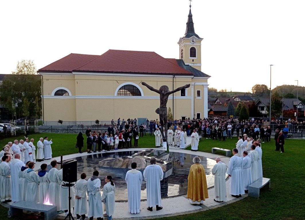 Blagoslovili so skulpturo Vstajenje.