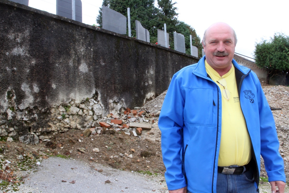 Predsednik Krajevne skupnosti Stopiče Janez Murn pravi, da opornega zidu pokopališča ne bodo popravljali, saj načrtujejo širitev. (Foto: I. V.)