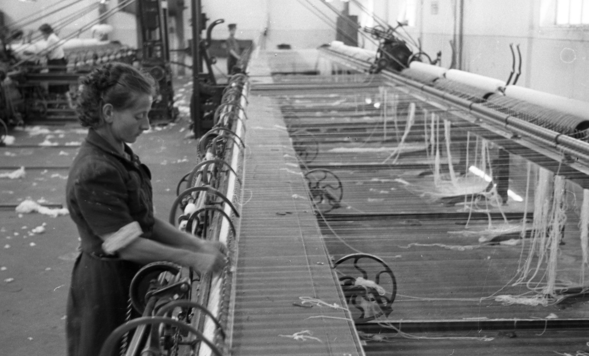 Nežka Curl pri delu na starem prstančnem predilnem stroju, maj 1955;  Muzej novejše in sodobne zgodovine Slovenije (Foto: Svetozar Busić)