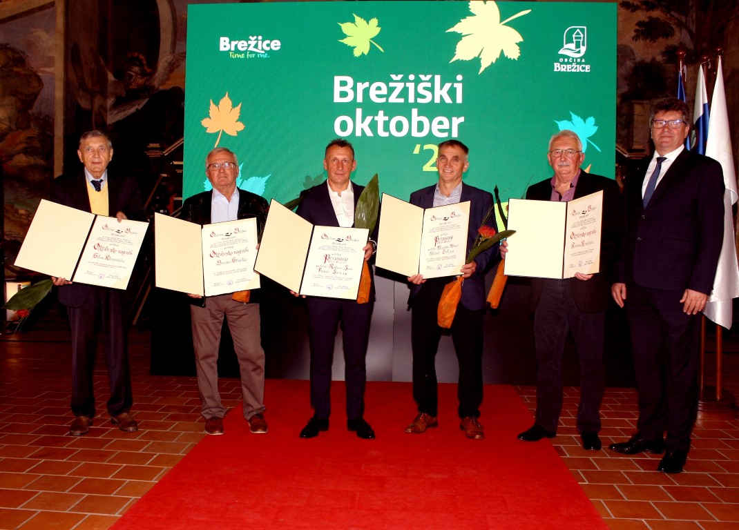 Dobitniki nagrad in priznanj (z leve) Silvo Klemenčič, Boris Stajnko, Franci Žarn, Erih Medved in Anton Kranjčič z županom Ivanom Molanom.