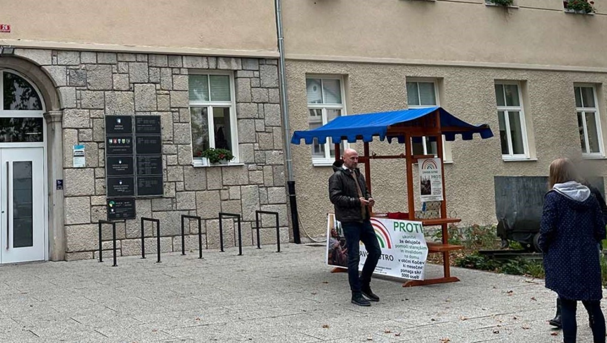 Za zbiranje podpisov za referendum so se predstavniki zavoda Jutro postavili tudi pred upravno in občinsko stavbo. (Foto: Preiskovalno.si)