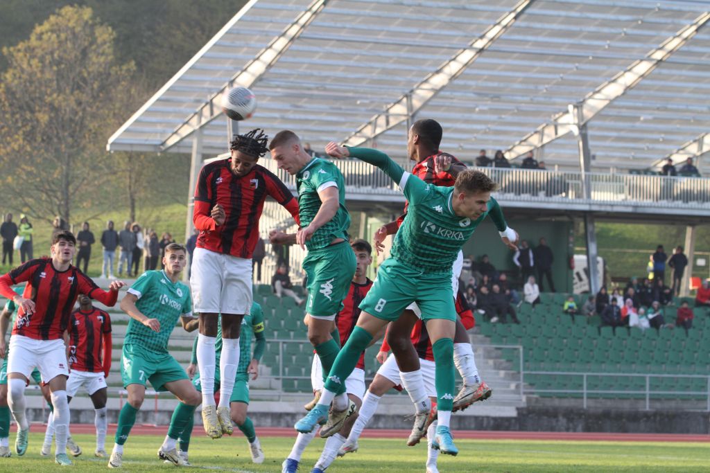 Takole je z glavo poskušal zadeti Veron Šalja, a meril malo previsoko. (Foto: R. N.) 