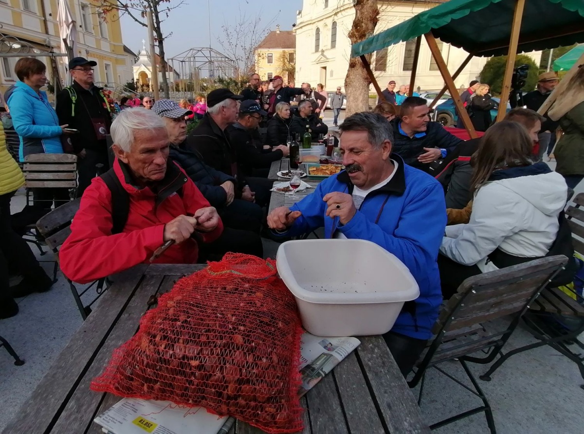 Dišalo je po pečenem kostanju, a prej ga je bilo treba narezati.