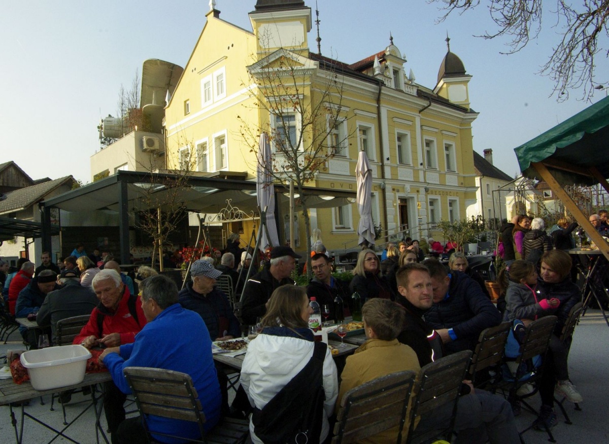 Karlovškov trg je bil poln obiskovalcev.