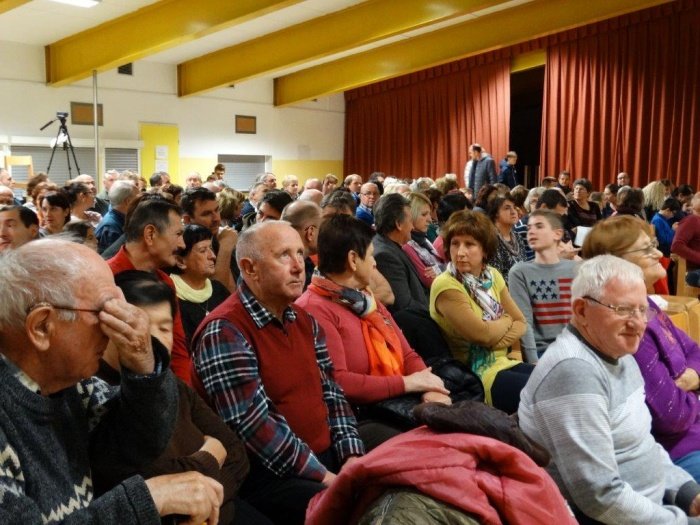 Leskovško martinovanje je v jedilnico šole vedno privabilo množico domačinov. (Foto: arhiv; A. H.)