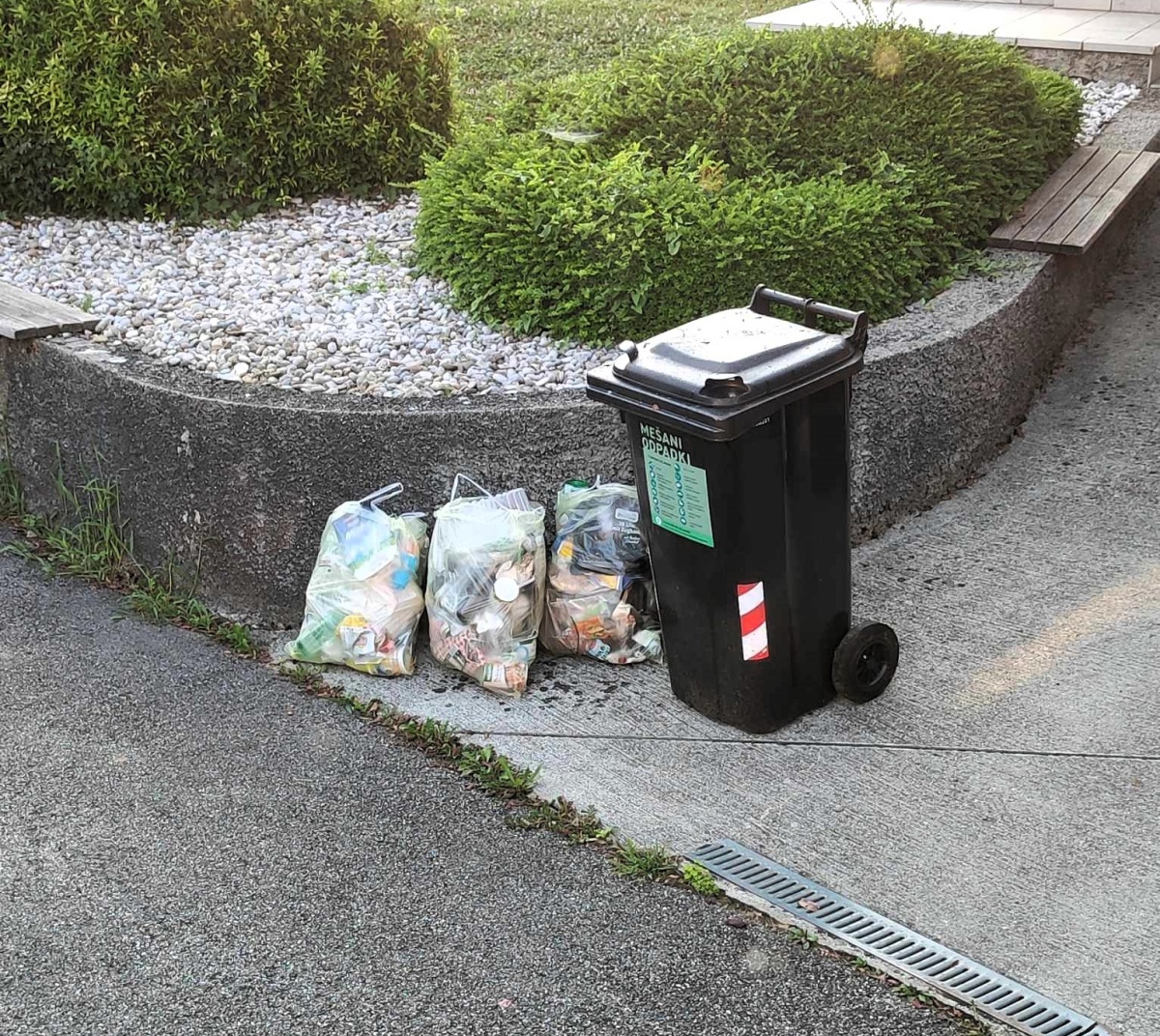 Poskusno individualno zbiranje odpadkov v Žabji vasi. Ko bo zadeva stekla v vsej občini, bodo tudi za embalažo in biološke odpadke zabojniki. (Foto: Komunala Novo mesto)