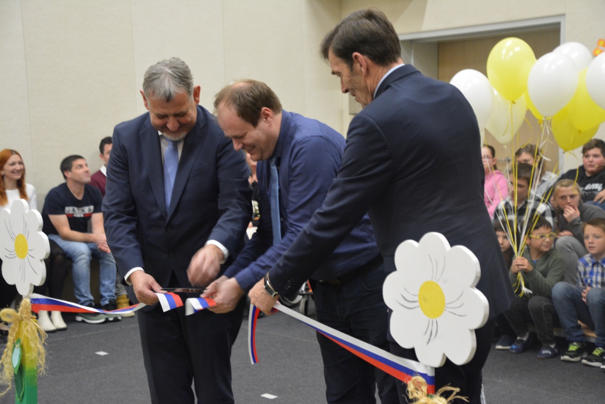 Trak so ob odprtju prerezali župan Srečko Ocvirk, ravnatelj Gregor Pirš ter minister za vzgojo in izobraževanje Vinko Logaj. (Foto: D. S.)