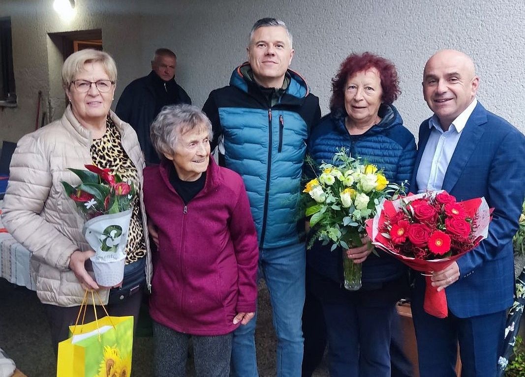 Rozi je ob rojstnem dnevu zapela pevska skupina Babice in dedki iz Bele  Cerkve. Veliko ji pomeni, da ji je prišel voščit tudi župan Občine  Šmarješke Toplice Marjan Hribar (na desni). Na sliki ob njem še Metka  Kovačič, predsednica DU Bela Cerkev, slavljenkin vnuk Aleš in na levi  predsednica KORK Bela Cerkev Milena Činkole. (Foto: osebni arhiv)