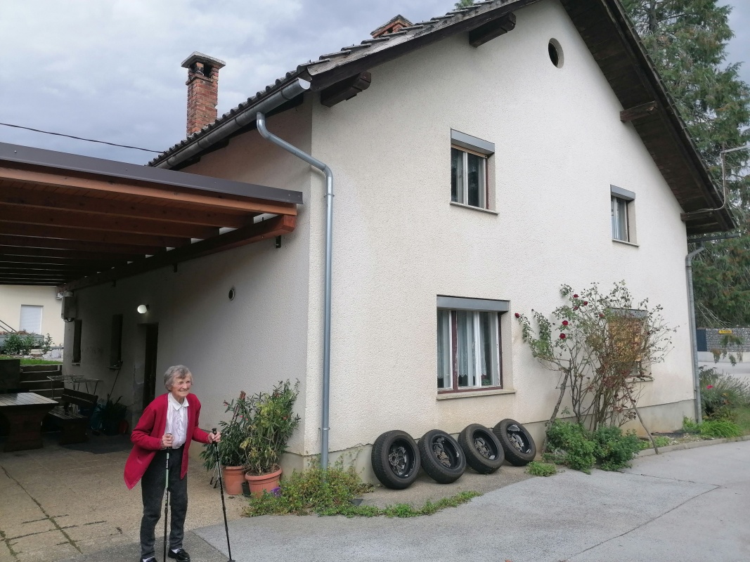 95-letnica na domačiji in v svoji hiški v Družinski vasi živi sama. (Foto: L. M.)