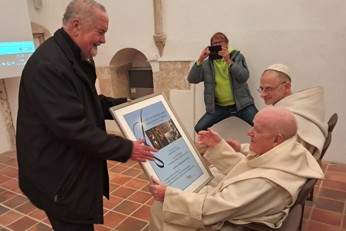 Zahvalo je izročil častni predsednik društva Zvone Pelko (na levi). (Foto: Jože Simončič-Pleterski)