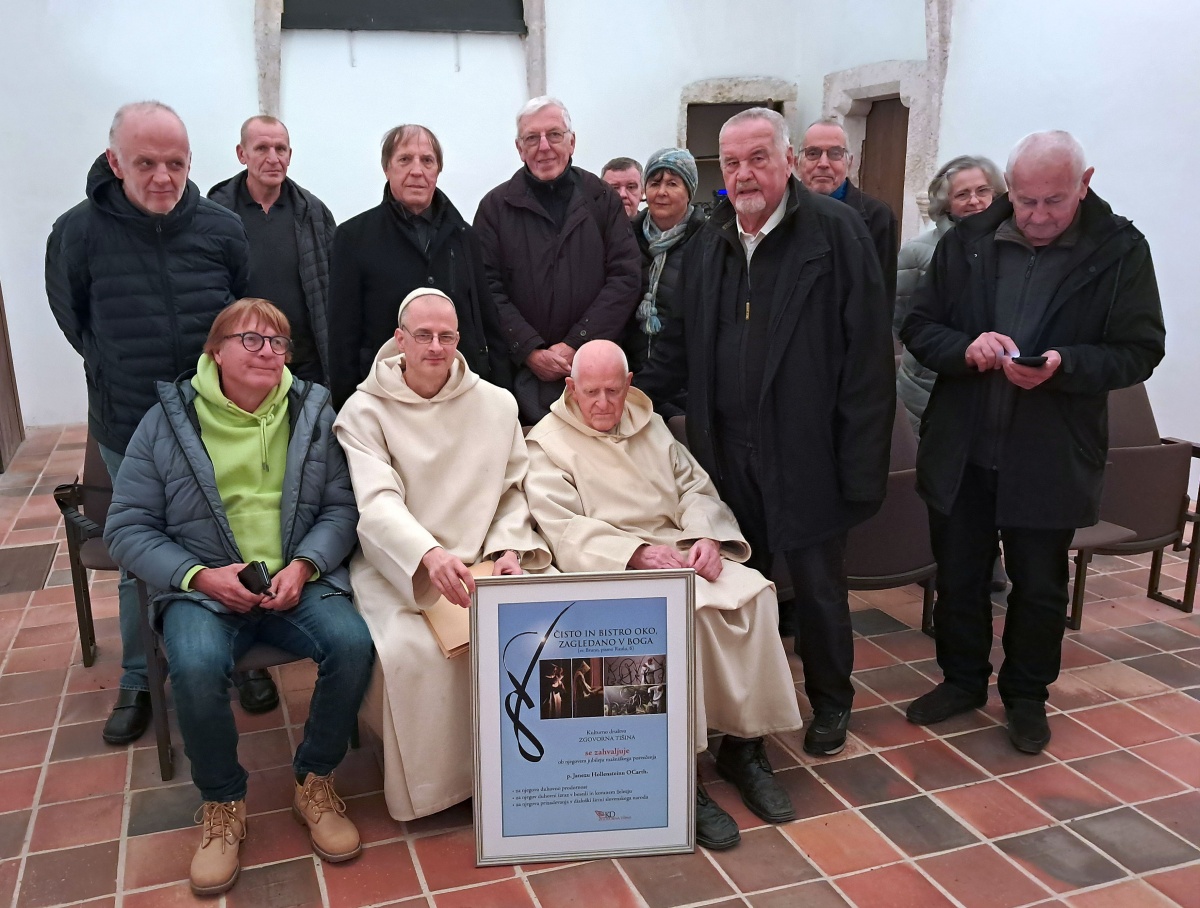 Člani KD Zgovorna tišina so se s posebnim priznanjem zahvalili p. Janezu Hollensteinu. (Foto: Jože Simončič-Pleterski)