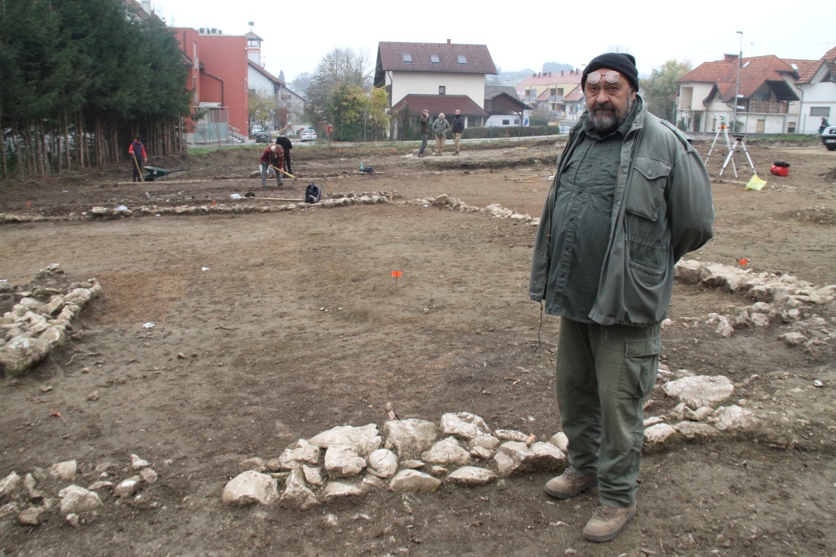 Slobodan Olić vodi nova arheološka izkopavanja v Trebnjem. Na sliki se vidijo temelji nekdanjih rimskih stavb. (Foto: R. N.)