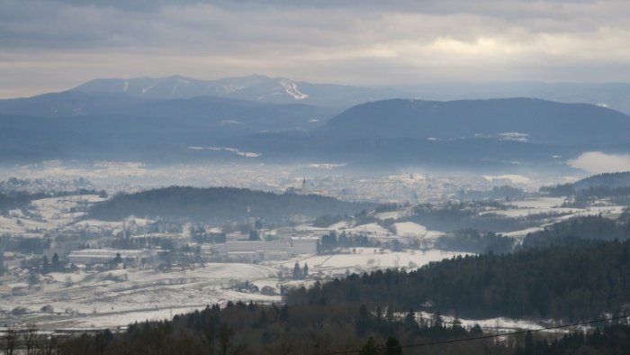 Fotografija sicer prikazuje Novo mesto pozimi – plast zraka nad mestom, "bogata" z drobnimi delci,  se včasih tudi po nekaj tednov ne premakne nikamor. (Foto: arhiv; Marjan Grah)