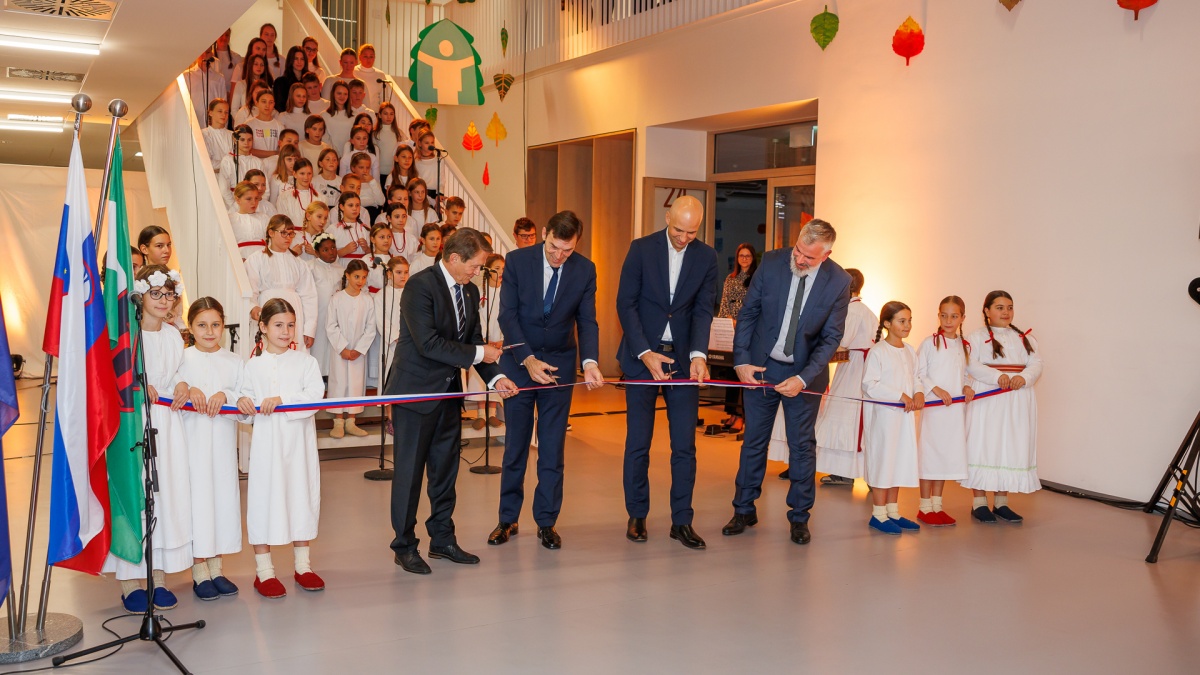 Trak so prerezali župan Občine  Črnomelj Andrej Kavšek, ravnatelj OŠ Loka Boštjan Papež, minister za  vzgojo in izobraževanje dr. Vinko Logaj in predsednik uprave CGP Martin  Gosenca. Odprtje so s kulturnim programom popestrili učenci OŠ Loka,  slavnostni nagovor je imel minister, zbrane  pa sta nagovorila tudi ravnatelj in župan.