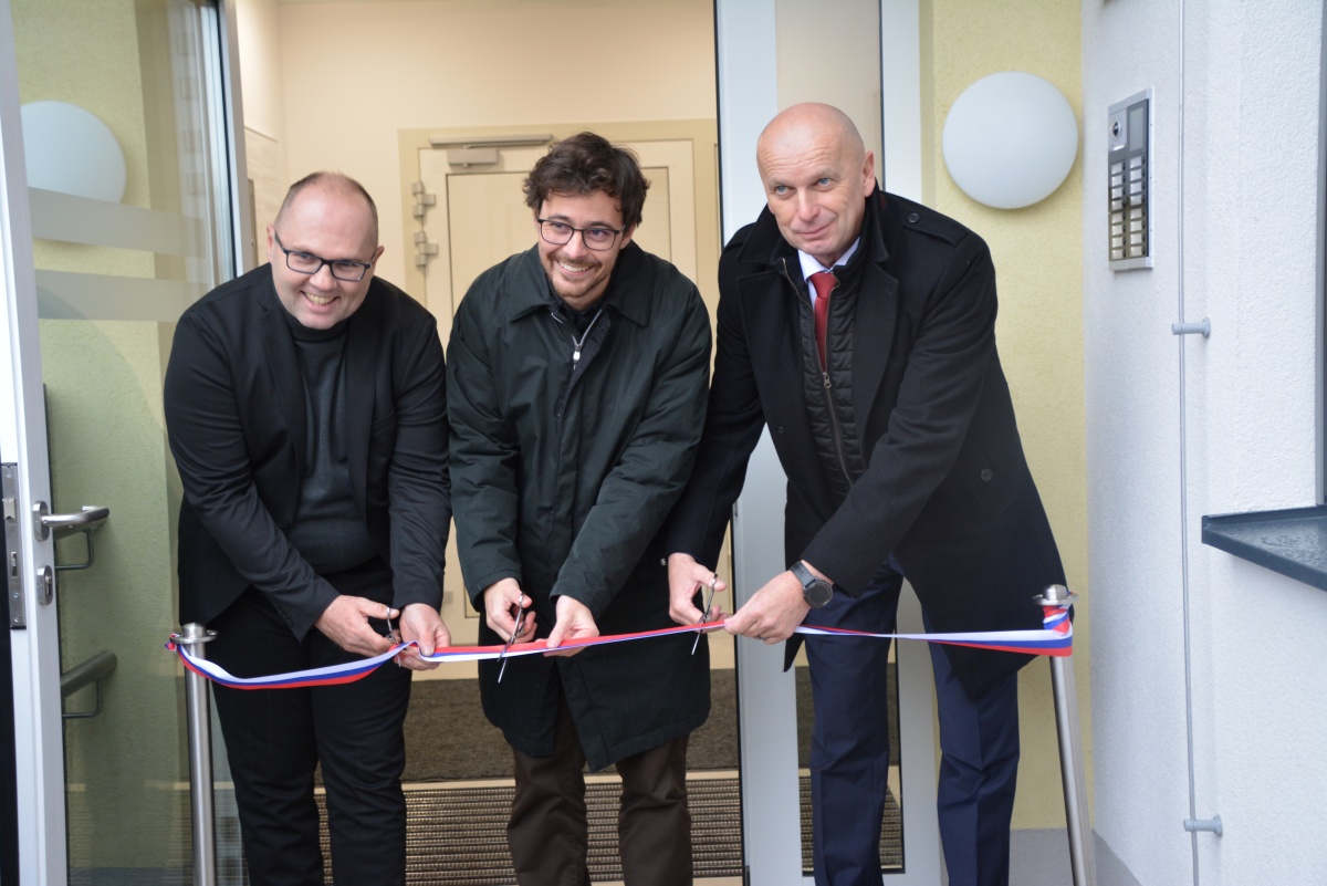 Objekt so s simboličnim prerezom traku namenu predali (z leve) direktor Rudarja Senovo Goran Udovč, državni sekretar Klemen Ploštajner in krški župan Janez Kerin. (Foto: D. S.)