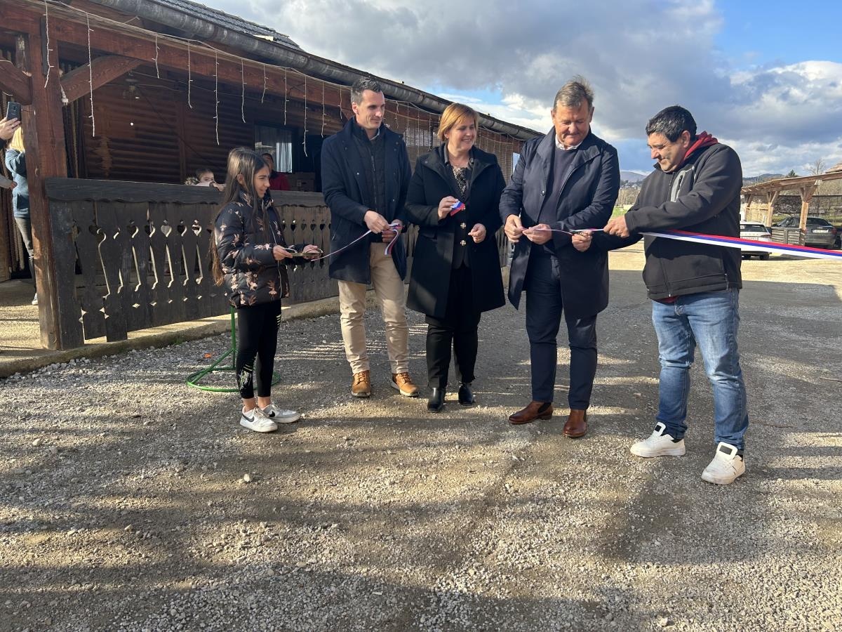 Trak so prerezali županja Martina Legan Janžekovič, minister dr.  Aleksander Jevšek, predstavnik naselja Matjaž Hudorovac in Miha  Nahtigal, predstavnik podjetja Teleg-m, ki je izvedlo projekt. (Foto: Občina Metlika)