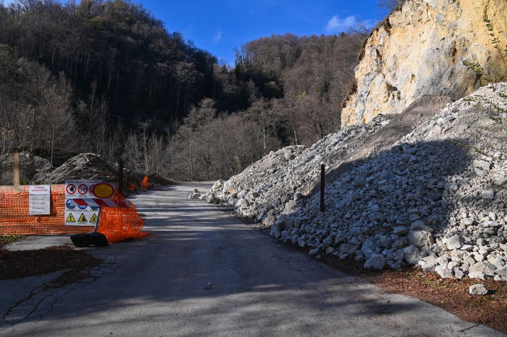 Sanacija nevarnega odseka skale Beli pesek na Bohorju. (Foto: MO Krško)