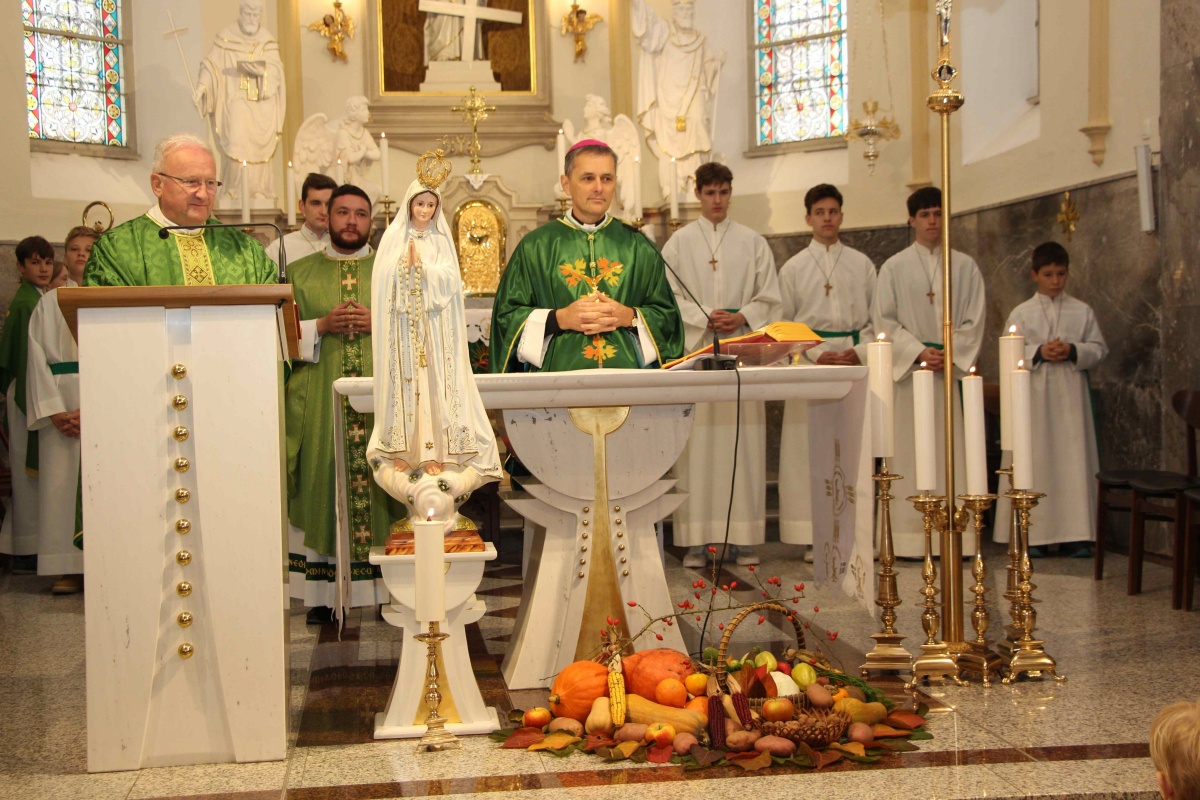 Domači župnik in ravnatelj vrtca Jože Rački (na levi) je na kratko orisal zgodovino in sedanjost edinega katoliškega vrtca v novomeški škofiji.