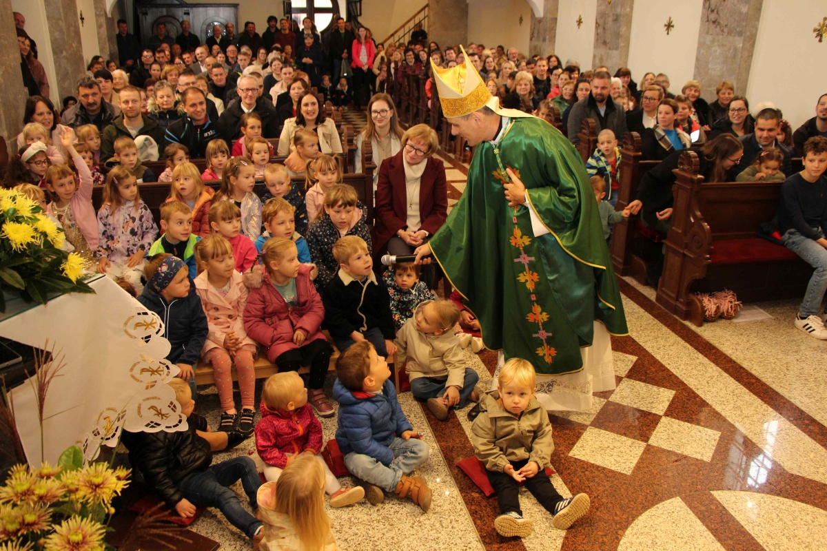 Novomeški škof msgr. dr. Andrej Saje je v sklopu pridige poklepetal tudi z najmlajšimi, otroci Petrovega vrtca.