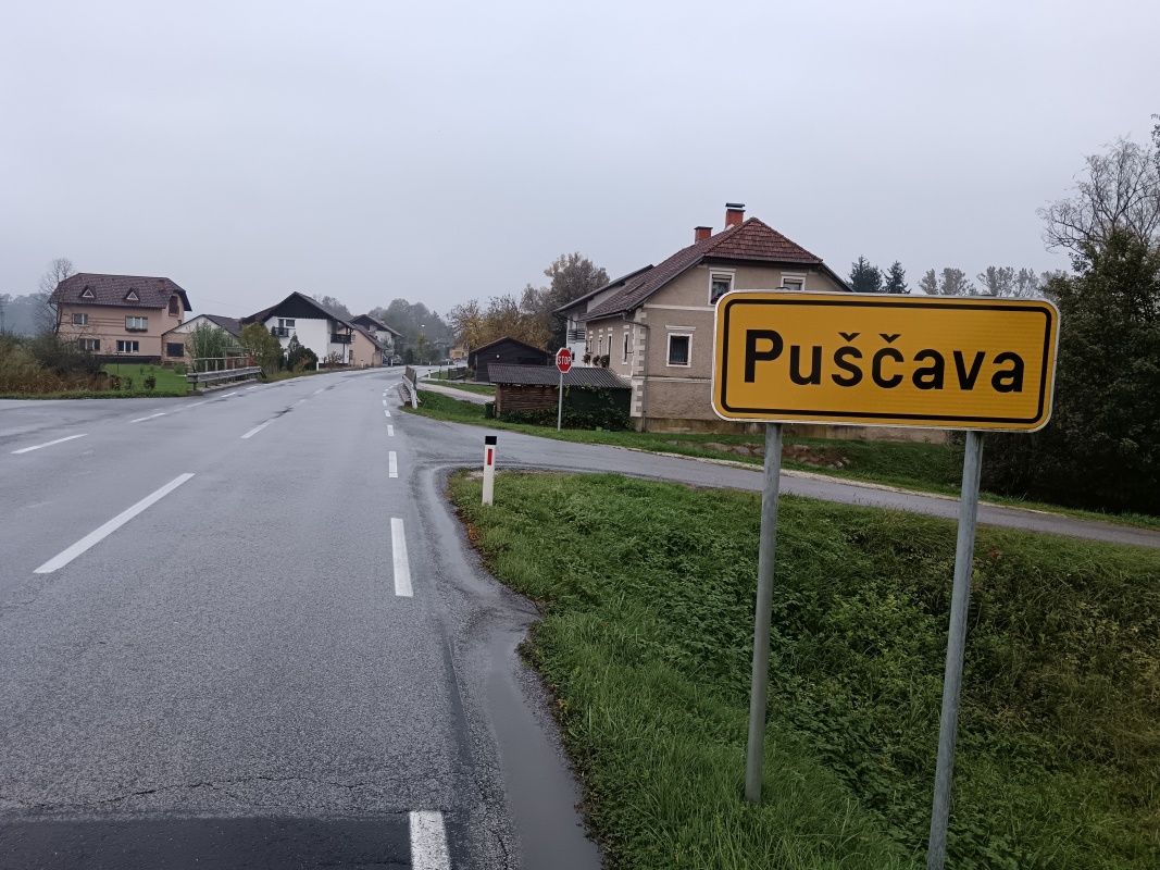 Na Puščavi si že dolgo želijo pločnik ob državni cesti. Očitno ga bodo končno le dočakali. (Foto: R. N.)